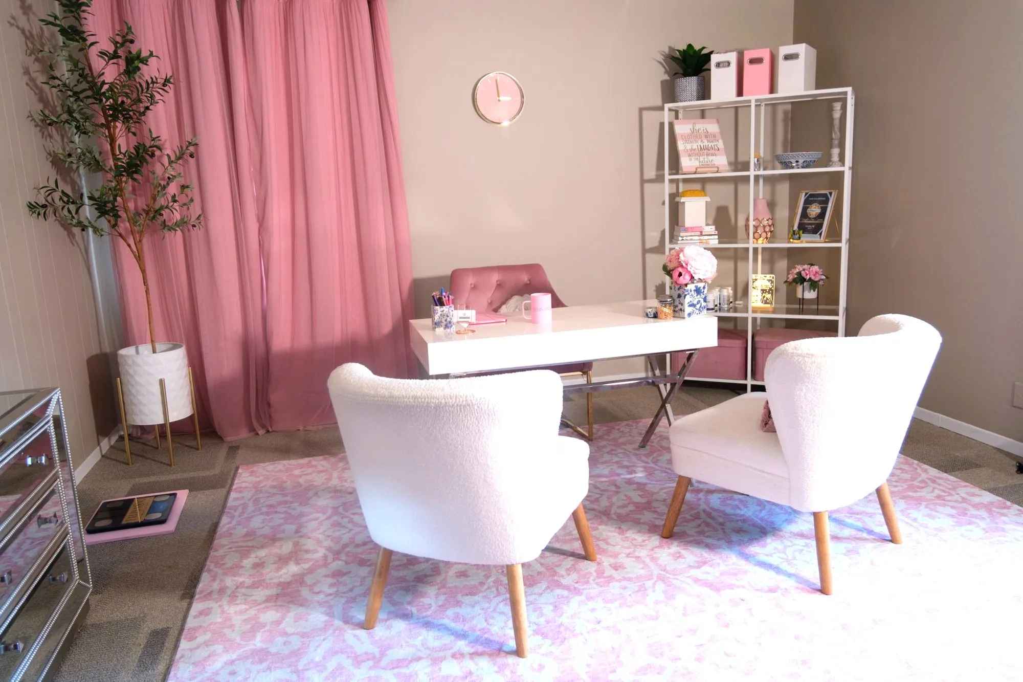 A consultation room at Felina Sno Wellness: a white desk and two white armchairs on a pink rug